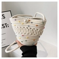 Detalle de bolso tipo cubo de algodón tejido con pompones de colores y cierre de perla - Lunares Blanco Crema