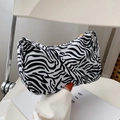 Schicke Umhängetasche mit schwarz-weißem Zebramuster und goldenem Reißverschluss - Zebraprint