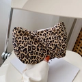 Schultertasche mit Leopardenmuster, Kontrastreißverschluss und Gold-Hardware - Leopardenprint