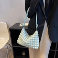Borsa a nuvola trapuntata verde menta con trama a bolle pieghettata e tracolla chic - Verde