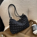 Borsa a tracolla nera trapuntata stile nuvola con texture soffice e cinturino in pelle - Nero