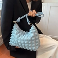 Sac nuage matelassé bleu clair avec texture rembourrée et détail de nœud sur la bandoulière - Bleu sarcelle