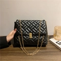 Schwarze gesteppte Schultertasche mit goldener Kette und Rautenmuster-Design - Schwarz