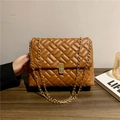 Schicke braune gesteppte Schultertasche für Damen mit goldener Kette und Metal-Verschluss - Braun
