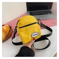Detalle de bolso bandolera de nailon amarillo con bolsillo frontal y parche de moda - 7*13*16 / Amarillo