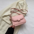 Minimalistische hellrosa quadratische Umhängetasche aus PU-Leder mit verstellbarem Gurt - Rosa