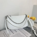 Weiße Halbmond-Schultertasche aus Kunstleder mit rundem Münzfach und silberner Kette - Weiß