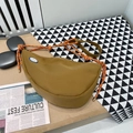 Khakifarbene Nylon-Umhängetasche in Halbmondform mit Smiley-Patch und orangem Webriemen - Braun