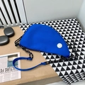 Hellblaue halbmondförmige Stofftasche mit Kordelgurt und Smiley-Patch-Detail - Blau