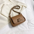 Braune matte Umhängetasche aus Leder mit Vintage-Schnalle und Trageriemen - Braun