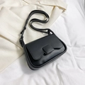 Minimalistische schwarze matte Umhängetasche aus Leder mit Klappe und Riemen - Schwarz