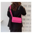 Detalle del bolso bandolera fucsia de nailon acolchado con nudo decorativo en la correa - Rosa
