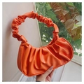 Detalle del bolso de nube naranja plisado con textura de cuero PU y asa fruncida - Naranja Estilo 2