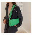 Detalle de bolso bandolera acolchado verde brillante con correa ancha ajustable y cadena metal - Verde