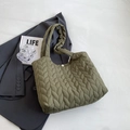 Borsa a spalla trapuntata verde oliva con motivo a foglie e chiusura magnetica - Verde