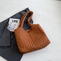 Quilted tote bag in caramel brown with rhombus pattern and magnetic closure - Brown