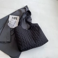 Grande borsa tote trapuntata nera con tessuto strutturato per il pendolarismo - Nero