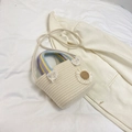 Beige geflochtene Eimertasche mit Gänseblümchen und bunten Streifengriffen - Weiß