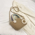 Stroh-Eimertasche mit Regenbogen-Griff, weißem Gänseblümchen und Fransen-Details - Khaki
