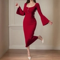 Figurbetontes weinrotes Strickkleid mit ausgestellten Ärmeln und eckigem Ausschnitt - XS / Burgunderrot