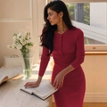 Elegante abito lungo in maglia a coste rosso scuro con scollo a bottoni slim fit - S / Borgogna