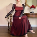 Robe élégante en satin bordeaux avec manches en tulle noir et encolure carrée - S / Noir
