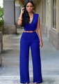 Détail de la combinaison sans manches bleu roi avec col en V et fine ceinture marron - Bleu
