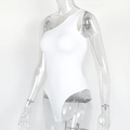 Detalle del body blanco de un hombro que muestra el corte ajustado en maniquí transparente - S / Blanco