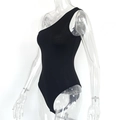 Detalle de body negro de un solo hombro con corte alto y acabado brillante elegante - S / Negro