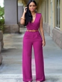 Détail d'une combinaison sans manches violet foncé avec col en V profond et ceinture - Rose Rouge