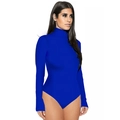 Détail d'un body bleu roi à col roulé et manches longues avec une coupe haute pour femme - Bleu