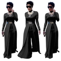 Detail van nauwsluitende jumpsuit met hoge hals, wijde pijpen met split en gouden riemaccent - M / Zwart