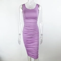 Dettaglio dell'abito bodycon arricciato color lavanda con taglio senza maniche e schiena scoperta - S / Viola