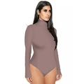 Détail d'un body à col montant rose poudré avec coupe ajustée et boutons-pression - Abricot