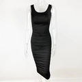 Dettaglio dell'abito midi nero senza maniche con design arricciato in tessuto elastico - S / Nero