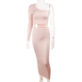 Dettaglio completo di set rosa a due pezzi con top monospalla e gonna lunga a vita alta - M / Rosa