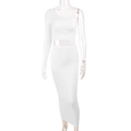 Dettaglio del crop top bianco monospalla e gonna a vita alta coordinata su manichino - M / Bianco