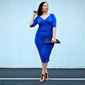Detalle de vestido de talla grande azul real con escote en V profundo y diseño fruncido - L / Azul