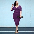 Detalle del vestido de talla grande morado oscuro con cuello en V y fruncido estilizado - L / Burdeos