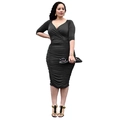 Detalle de vestido gris oscuro talla grande con cuello en V y fruncido favorecedor - L / Negro