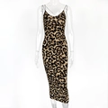 Detail eines Bodycon-Kleides mit Leopardenmuster, dünnen Trägern und Stretch-Stoff - S / Leopardenmuster