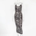 Detailaufnahme von Bodycon-Kleid mit Schlangenprint, tiefem V-Ausschnitt und Spaghettiträgern - S / Schlangenmuster