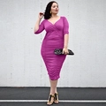 Vestido entallado de talla grande en color púrpura con cuello en V y detalles fruncidos - L / Rosa Rojo