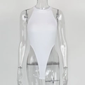 Detalle de un body blanco acanalado con corte alto y diseño de cuello halter - S / Blanco
