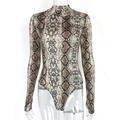 Detail van de bodysuit met slangenprint, hoge hals en duimgatdetails aan de mouwen - S / Slangenprint