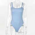 Dettaglio body celeste in maglia a coste con spalline sottili e scollo quadrato - S / Blu