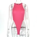 Detalle de un body de canalé rosa intenso con corte de pierna alto y cuello halter - S / Rosa Rojo