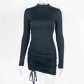 Détail d'une robe noire moulante à col montant avec cordon de serrage et fronces - S / Noir
