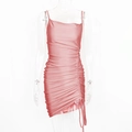 Dettaglio dell'abito aderente in raso rosa con arricciatura laterale e orlo asimmetrico moderno - S / Rosa