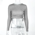 Detalle de top corto gris acanalado con cordón ajustable en el dobladillo inferior - S / Gris